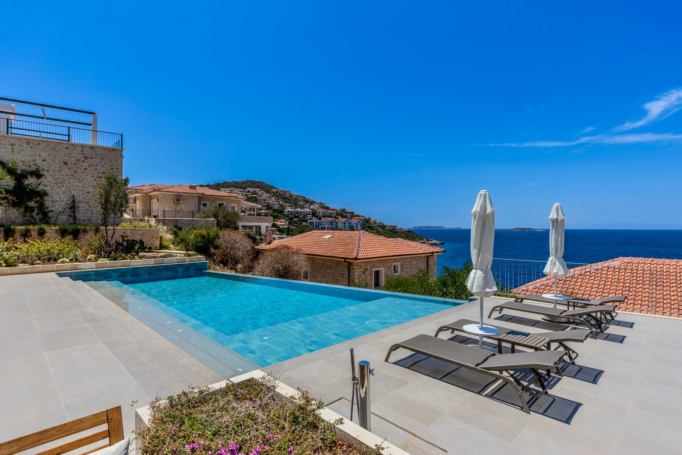 Terrasse mit Pool und Meerblick